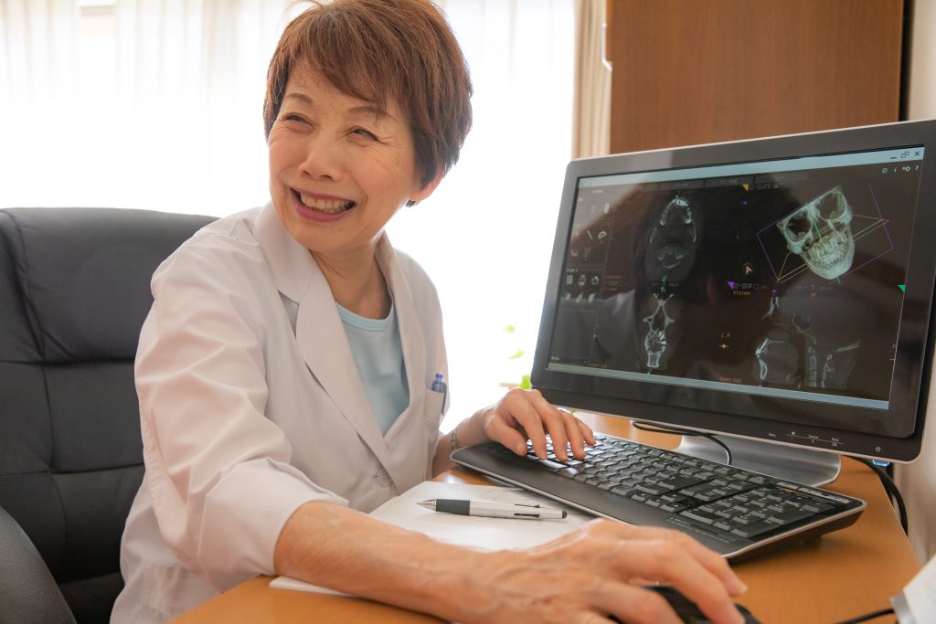 Software dokter gigi kumoDent™ dilengkapi dengan rekam medis gigi dan rekam medis odontogram gigi untuk meningkatkan perawatan pasien.