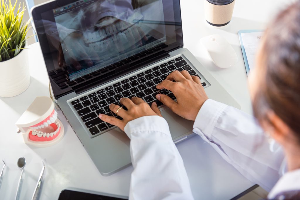 Rekam medis gigi di kumoDent™ mendukung unggahan dokumen dan hasil pemindaian untuk memudahkan penyimpanan catatan.