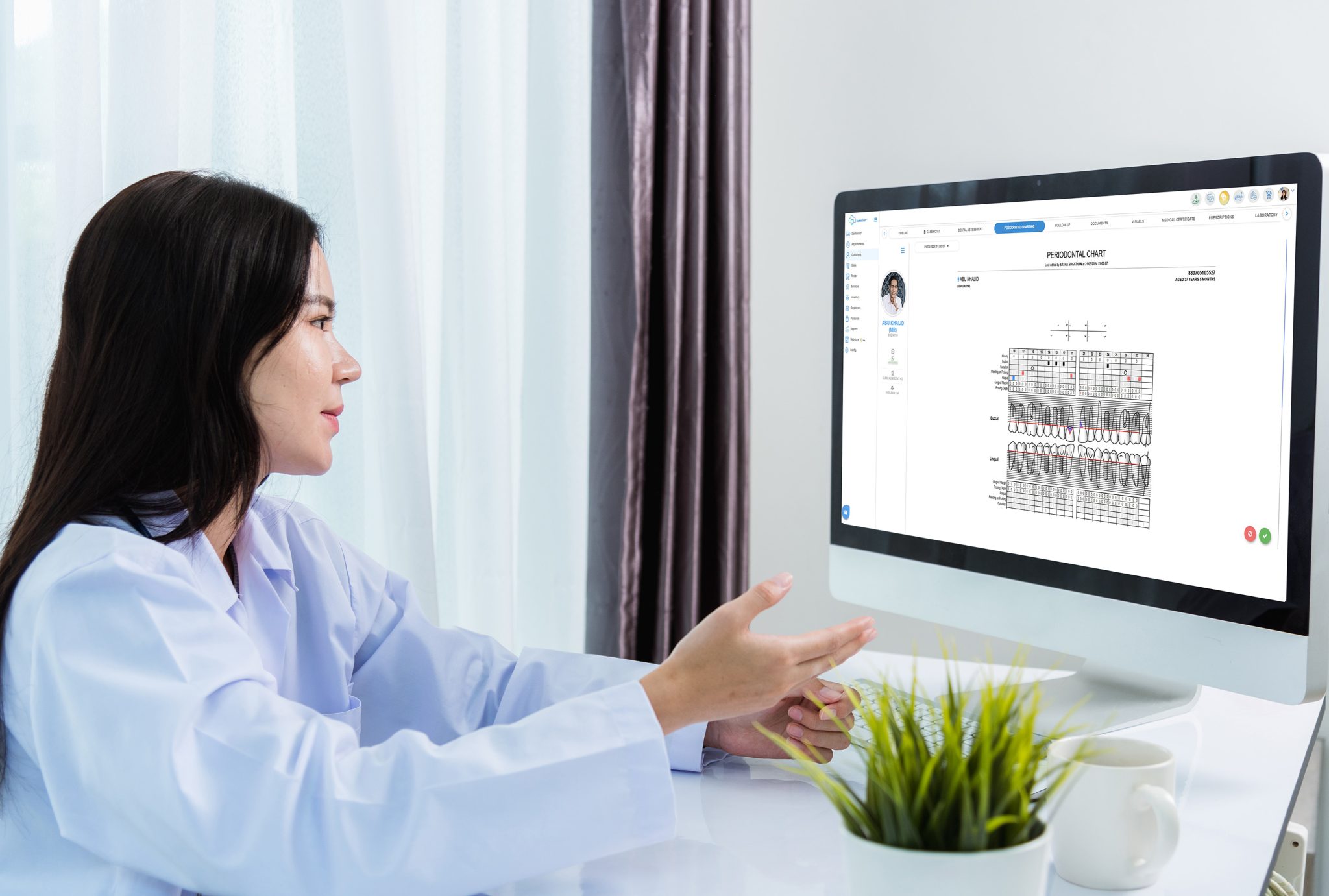 Odontogram gigi & pencatatan periodontal kumoDent™ memberikan dokter gigi gambaran jelas tentang kesehatan mulut, mendukung diagnosis yang akurat, perencanaan perawatan, dan pelayanan pasien.